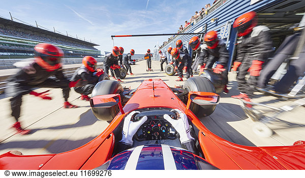 Boxencrew bereit für Formel-1-Rennwagen im Boxenstopp