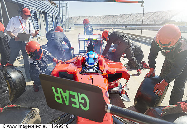 Boxenmannschaft ersetzt Reifen auf Formel-1-Rennwagen in der Boxengasse
