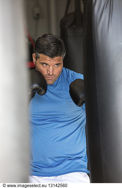 Boxer beim Üben im Fitnessstudio