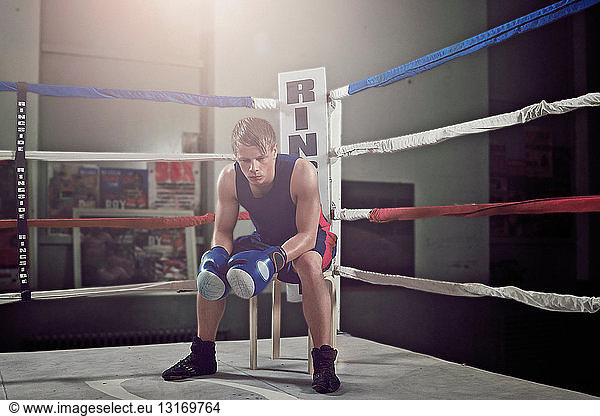 Boxer in der Ecke des Rings sitzend