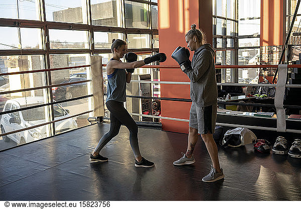 Boxerinnen kämpfen im Fitnessstudio