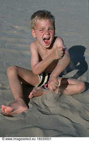 Boy at beach  Vieste  Apulia  Italy  Junge am Strand  Apulien  Italien  Europa  Kinder  children  vertical  Europa