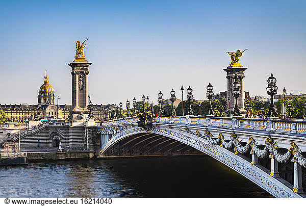 Brücke Alexandre III über die Seine bei strahlend blauem Himmel in Paris  Frankreich