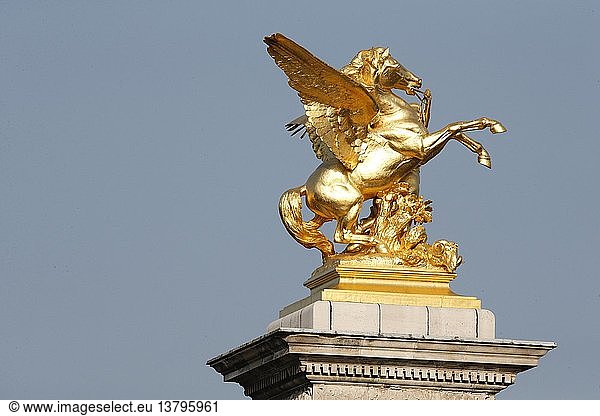 Brücke Alexandre III  Statue des Fluges Renommee von Pierre Grenet.
