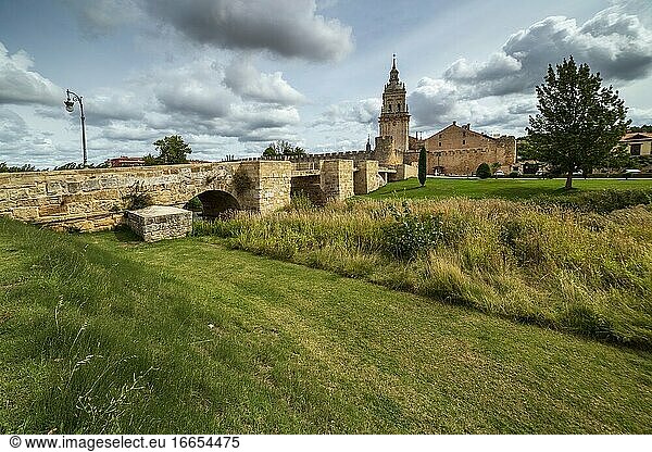Brücke über den Fluss Ucero und Kathedrale von Burgo de Osma. Soria. Spanien. Europa.