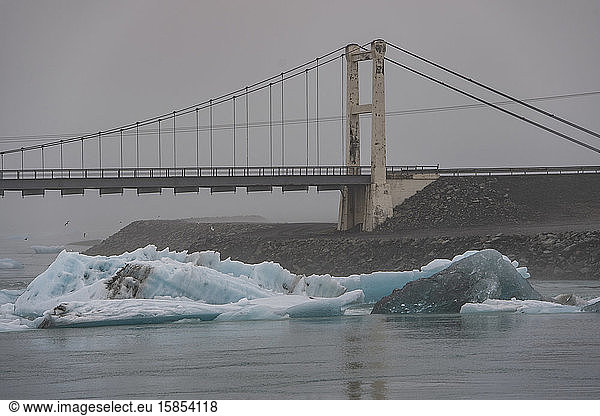 Brücke über die Gletscherlagune Jokulsa Loni in Südisland