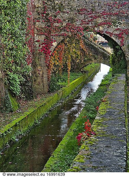Brücke über einen Entwässerungskanal mit Herbstlaub  Puy l?Eveque  Departement Lot  Okzitanien  Frankreich.