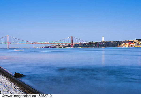 Brücke der 25 de Abril in Lissabon  Portugal