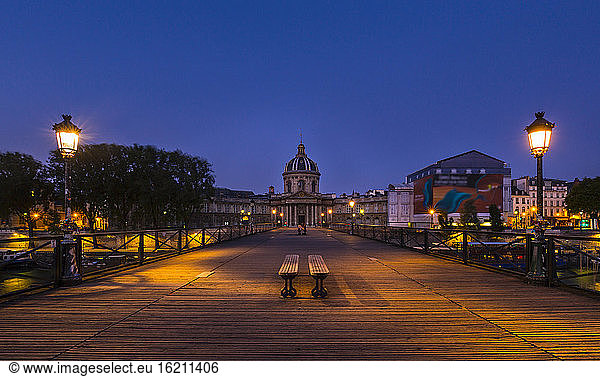 Brücke  die zur Kuppel der Pont des Arts führt  gegen einen klaren blauen Himmel bei Sonnenuntergang  Paris  Frankreich