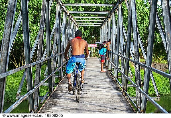 Brücke im Fluss Fauoro in Teahupoo. Les Rivi?res de Tahiti. Papeete Tahiti nui Französisch-Polynesien Frankreich.