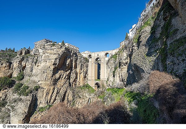 Brücke Puente Nuevo mit Wasserfall an Steilklippen Tajo-Schlucht und Fluss Río Guadalevín Ronda Provinz Malaga Andalusien Spanien Europa