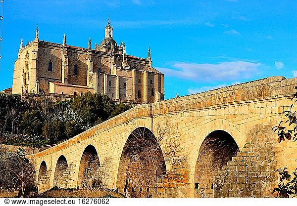 Brücke und Kathedrale Santa Maria de la Asuncion  Coria  Caceres  Spanien