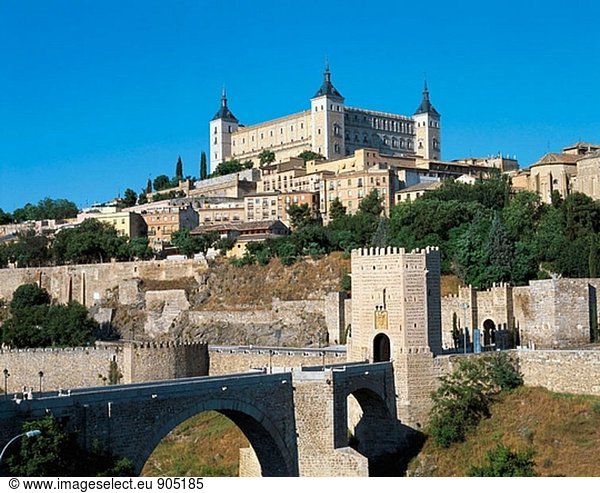 Brücke von Alcántara und Alcázar Festung dominiert die Stadt im Hintergrund. Toledo. Spanien