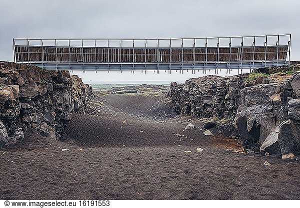 Brücke zwischen Europa und Nordamerika im Reykjanes UNESCO Global Geopark Gebiet in Reykjanesskagi - Südliche Halbinsel  Island.
