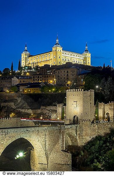 Brückentor  Alcantara-Brücke  Puente del Alcantara  über den Fluss Tajo  mit Alcazar de Toledo  Nachtansicht  Toledo  Castilla-La Mancha  Spanien  Europa