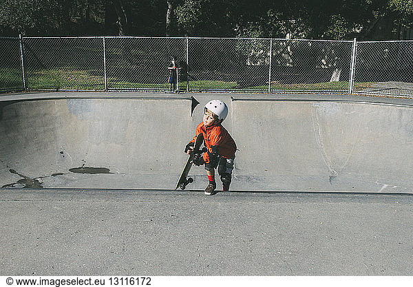 Brüder skateboarden im Skateboard-Park