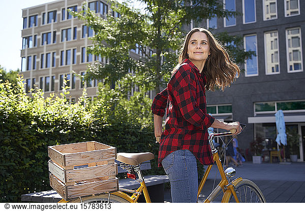 Brünette Fahrradfahrerin in der Stadt