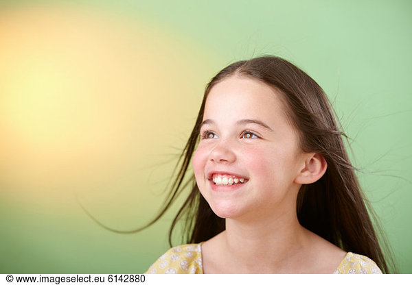 Brünettes Mädchen lächelt