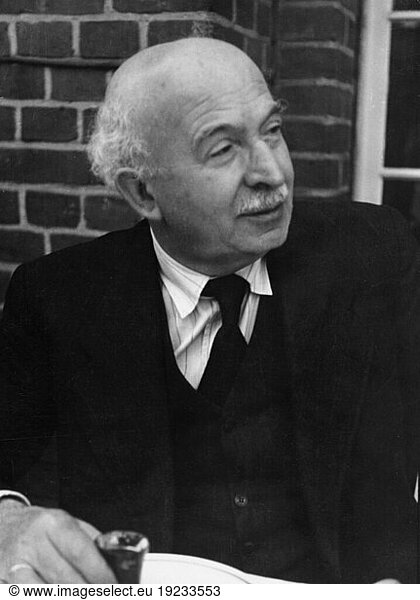 Branch  Arnold
10.11.1887 (Glogau) – 26.11.1968 (Berlin)
Writer.
– Portrait on the 1st anniversary of the founding of the State of Israel on 14 May 1948.
Reception after the feast service.
Photo  May 1949 (Abraham Pisarek).