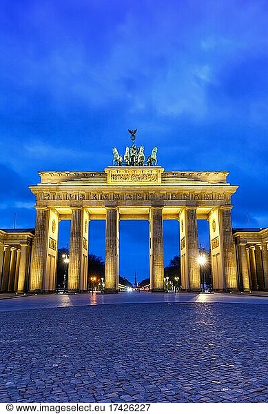 Brandenburger Tor bei Nacht mit Textfreiraum Copyspace in Berlin  Deutschland  Europa