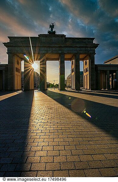 Brandenburger Tor (Brandenburger Tor) bei Sonnenaufgang  Platz des 18. März  Berlin Mitte  Berlin  Deutschland  Europa