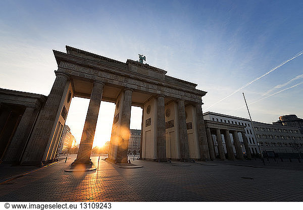 Brandenburger Tor gegen den Himmel bei Sonnenuntergang