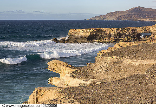 Brandung und Naturbogen am Playa La Pared auf der Vulkaninsel Fuerteventura  Kanarische Inseln  Spanien  Atlantik  Europa