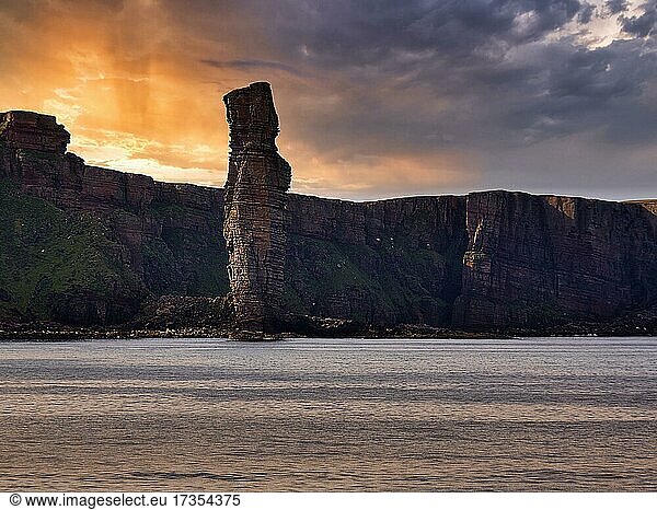 Brandungspfeiler im Abendlicht  Felsnadel Old Man of Hoy  Steilküste  Klippen  Insel Hoy  Orkney-Inseln  Schottland  Großbritannien  Europa