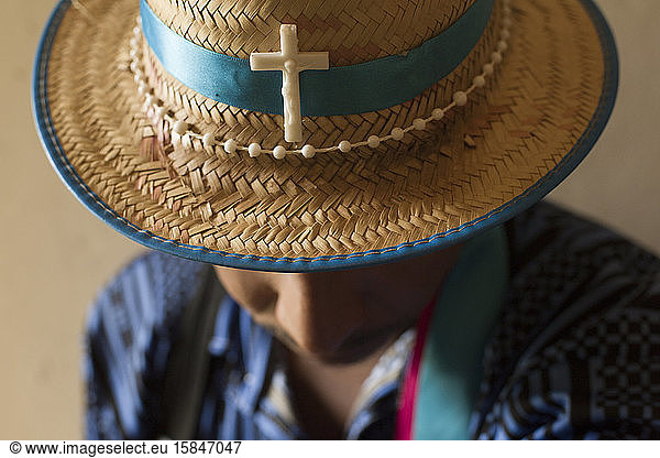 Brasilianischer Mann mit Strohhut mit Heiligem Kreuz und Rosenkranz