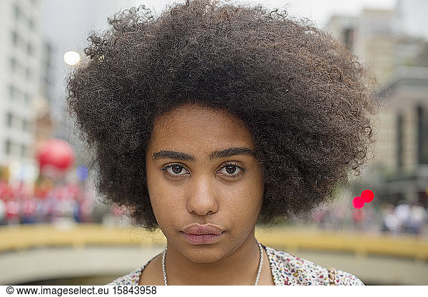 Brasilianisches Mädchen mit Afro-Frisur in der Paulista Avenue