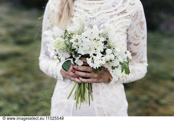 Braut hält Blumenstrauß