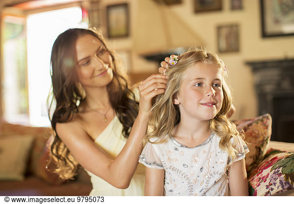 Brautjungfernhilfe Mädchen mit Frisur im Wohnzimmer