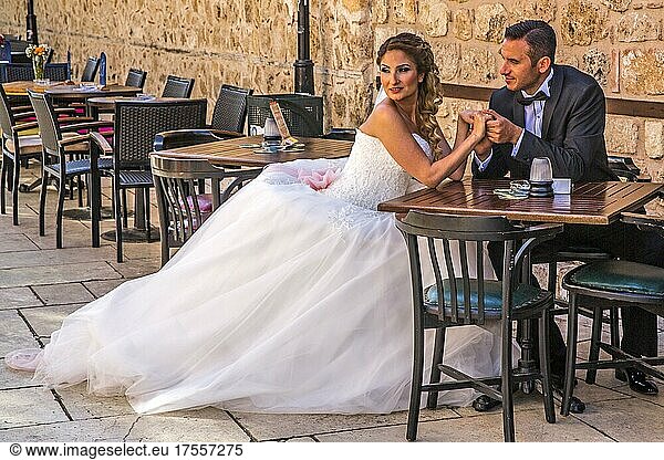 Brautpaar in der Altstadt  Antalya  Perle der Türkischen Riviera  Antalya  Türkei  Asien