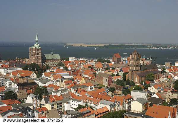BRD Deutschland Mecklenburg Vorpommern Hansestadt Stralsund Blick von der Marienkirche auf das Historische Stadtzentrum und Ostsee
