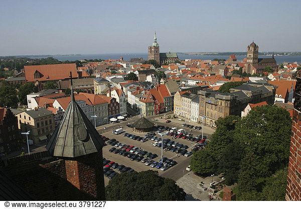 BRD Deutschland Mecklenburg Vorpommern Hansestadt Stralsund Blick von der Marienkirche auf das Historische Stadtzentrum und Ostsee Vordergrund Kirchendach mit Türmchen