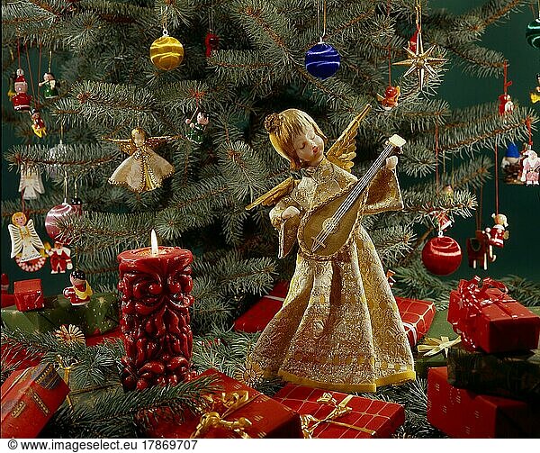 Brennende Adventskerzen mit Engelsfigur mit Mandoline  Weihnachtszeit  Advent  Burning Advent candles with angel's figure with mandolin  yule tide