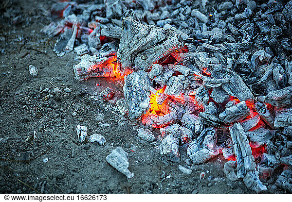 Brennende Glut in der Asche des Lagerfeuers