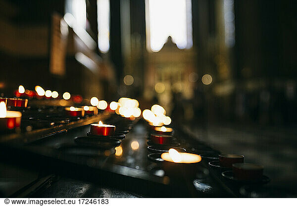 Brennende Kerzen in dunkler Kirche