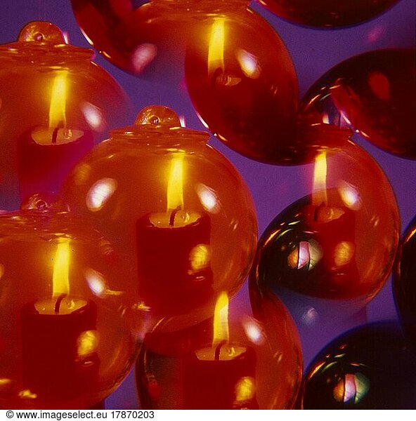 Brennende Kerzen spiegeln sich in Glaskugeln  Weihnachtszeit  Advent  Burning candles are reflected in glass balls  yule tide