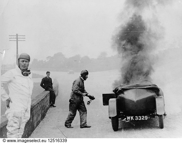 Brennendes Auto  Brooklands  Surrey  1928. Künstler: Unbekannt
