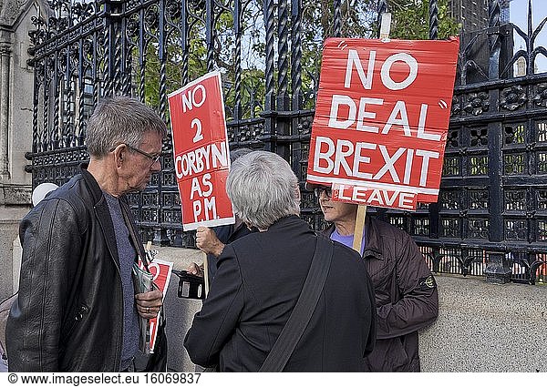 Brexit-Befürworter bei einer Demonstration vor dem Parlament  nachdem die Abgeordneten einen Gesetzentwurf zur Verhinderung eines No-Deal-Brexit in London  England  Großbritannien  verabschiedet haben.