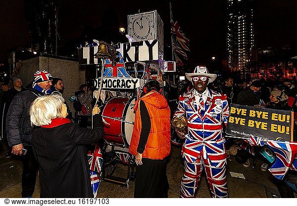 Brexit-Befürworter feiern den Austritt Großbritanniens aus der Europäischen Union auf dem Parliament Square in London  UK. Die Veranstaltung wurde von der parteiübergreifenden Gruppe Leave means leave organisiert.