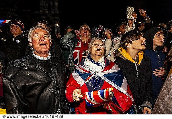 Brexit-Befürworter reagieren auf den Austritt Großbritanniens aus der Europäischen Union um 23 Uhr auf dem Parliament Square in London  Großbritannien. Die Veranstaltung wurde von der parteiübergreifenden Gruppe Leave means leave organisiert.