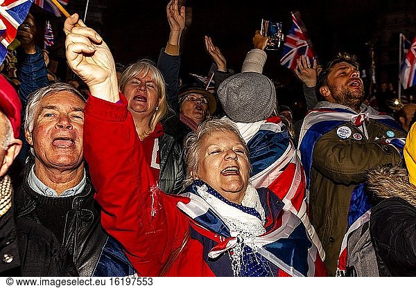 Brexit-Befürworter reagieren auf den Austritt Großbritanniens aus der Europäischen Union um 23 Uhr auf dem Parliament Square in London  Großbritannien. Die Veranstaltung wurde von der parteiübergreifenden Gruppe Leave means leave organisiert.