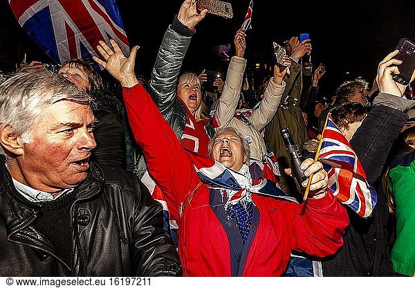 Brexit-Befürworter reagieren auf den Austritt Großbritanniens aus der Europäischen Union um 23 Uhr auf dem Parliament Square in London  UK. Die Veranstaltung wurde von der parteiübergreifenden Gruppe Leave means leave organisiert.