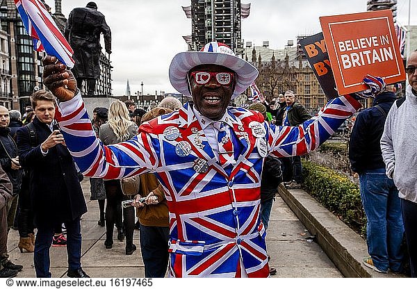 Brexit-Befürworter versammeln sich auf dem Parliament Square vor dem Austritt Großbritanniens aus der Europäischen Union im Laufe des Tages um 23 Uhr  London  Vereinigtes Königreich. Die Veranstaltung wurde von der parteiübergreifenden Gruppe Leave means leave organisiert.