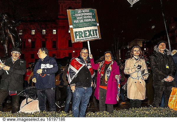 Brexit- und Frexit-Befürworter feiern den Austritt Großbritanniens aus der Europäischen Union auf dem Parliament Square  London  UK. Die Veranstaltung wurde von der parteiübergreifenden Gruppe Leave means leave organisiert.