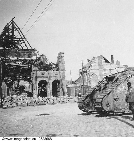 Britischer Panzer vor zerstörten Gebäuden  Peronne  Frankreich  Erster Weltkrieg  ca. 1916-c1918. Künstler: Nightingale & Co