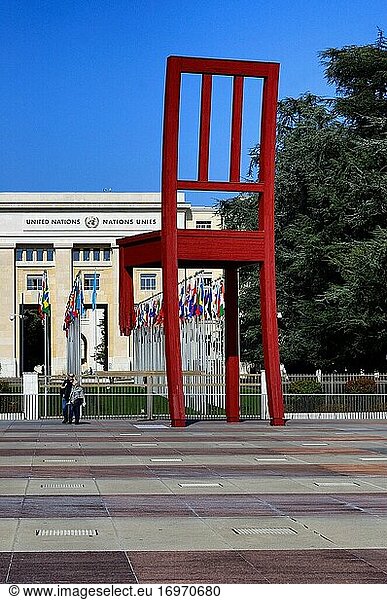Broken Chair ohne ein Bein - Skulptur des Schweizer Künstlers Daniel Berset (18. August 1997)  Symbol gegen Antipersonenminen  Landminen und Streubomben  Place des Nations  im Hintergrund - Büro der Vereinten Nationen  Palast der Nationen in Genf  Schweiz