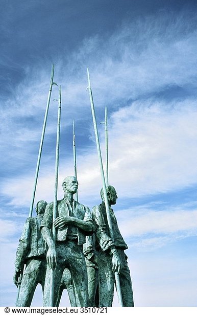 Bronze statue of pikemen of 1798 United Irishmen uprising by sculptor Eamonn O´Doherty County Wexford  Ireland